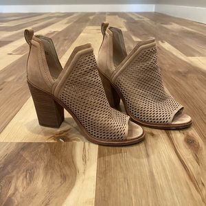 Vince camuto Mensa peep toe boogie size 6.5